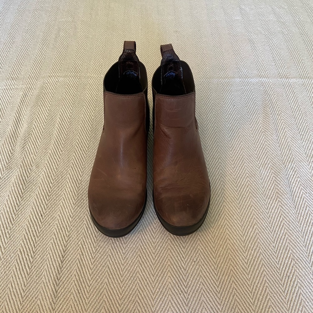 Bogs waterproof leather Chelsea boots sz 7.5